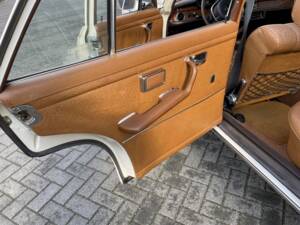 Image 17/35 of Mercedes-Benz 280 SEL 4,5 (1972)