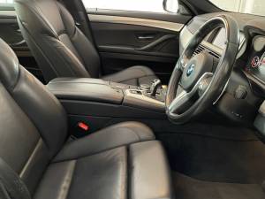 Image 28/47 of BMW M5 (2016)