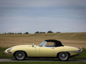 Image 6/35 de Jaguar E-Type (1967)