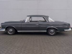 Image 3/6 de Mercedes-Benz 220 SE b (1964)