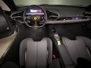Image 18/42 de Ferrari 296 GTS (2024)