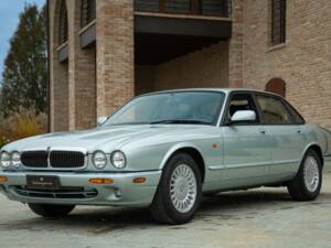 Immagine 1/50 di Jaguar XJ 8 Sovereign (1997)