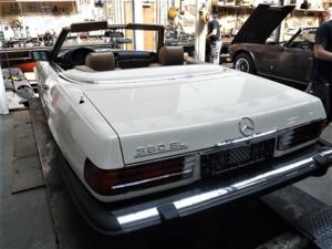 Imagen 42/50 de Mercedes-Benz 380 SL (1985)