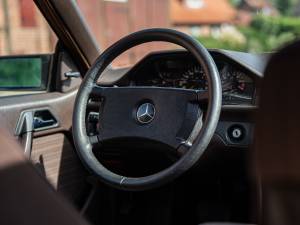 Immagine 29/40 di Mercedes-Benz 300 CE (1987)