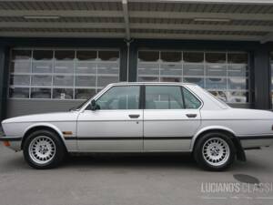 Image 4/59 of BMW 528i (1982)