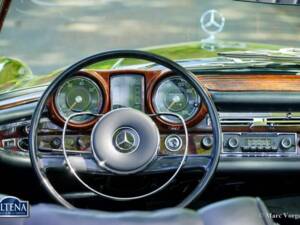 Image 23/52 de Mercedes-Benz 220 SE b (1963)