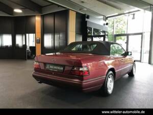 Image 10/24 of Mercedes-Benz E 220 (1993)