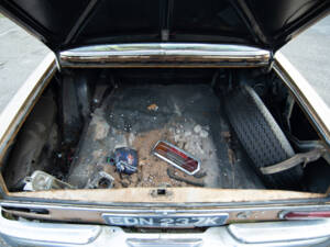 Image 13/17 of Mercedes-Benz 280 SE 3,5 (1972)