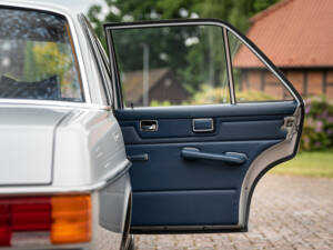 Image 35/63 of Mercedes-Benz 230&#x2F;6 (1974)