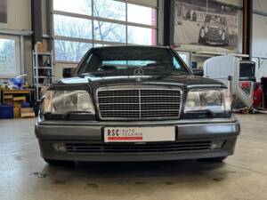 Image 4/14 of Mercedes-Benz E 500 (1994)