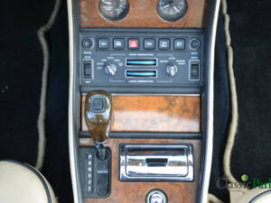 Image 43/50 of Bentley Azure (1997)