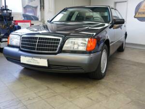 Image 6/36 of Mercedes-Benz 300 SE (1992)