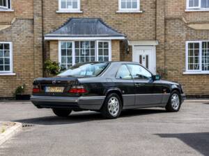 Image 18/37 of Mercedes-Benz E 320 (1995)