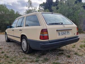 Image 3/7 de Mercedes-Benz 300 TD (1987)