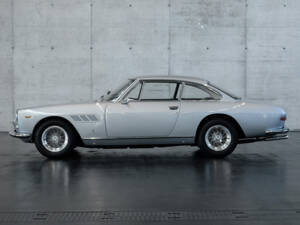 Image 2/24 of Ferrari 330 GT 2+2 (1964)