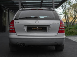 Image 2/26 of Mercedes-Benz C 32 AMG T (2002)