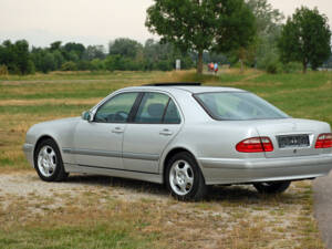 Imagen 7/34 de Mercedes-Benz E 240 (1999)