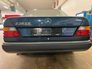 Bild 14/18 von Mercedes-Benz 230 CE (1990)