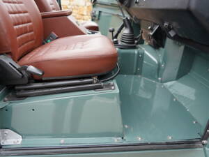 Bild 14/37 von Land Rover 90 (1987)