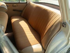 Image 33/50 of Mercedes-Benz 200 (1966)