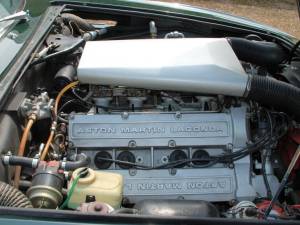 Image 16/17 of Aston Martin V8 (1976)