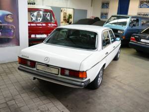 Image 14/40 of Mercedes-Benz 300 D (1984)