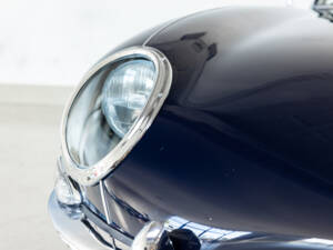 Image 36/48 de Jaguar E-Type (1967)