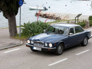 Image 3/36 de Jaguar XJ 6 4.2 (1984)