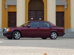 Imagen 1/6 de Mercedes-Benz 190 E 1.8 (1992)