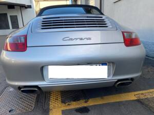 Image 2/10 of Porsche 911 Carrera (2005)