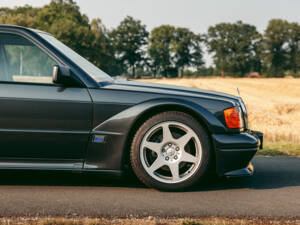 Immagine 4/15 di Mercedes-Benz 190 E 2.5-16 Evolution II (1990)