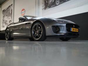 Image 23/50 of Jaguar F-Type (2019)