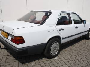 Image 2/14 de Mercedes-Benz 260 E (1986)