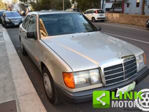 Imagen 2/10 de Mercedes-Benz 200 (1986)