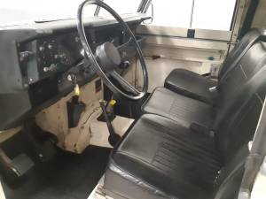 Image 11/14 of Land Rover 88 (1984)