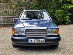 Image 8/36 of Mercedes-Benz 220 TE (1993)