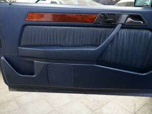 Image 25/33 of Mercedes-Benz 300 CE-24 (1993)