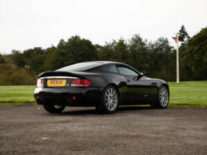 Afbeelding 50/50 van Aston Martin V12 Vanquish S (2005)