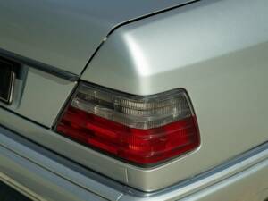 Image 16/50 of Mercedes-Benz E 200 (1995)