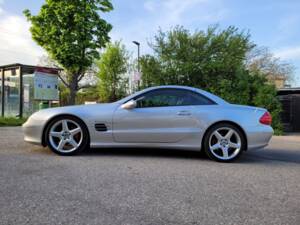 Bild 26/97 von Mercedes-Benz SL 500 (2004)