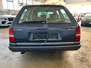 Image 10/40 of Mercedes-Benz E 300 T 4MATIC (1994)