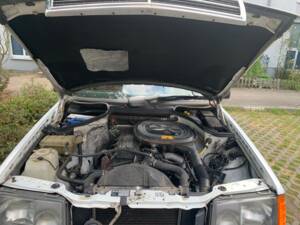 Image 11/18 of Mercedes-Benz 230 E (1987)