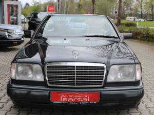 Image 8/20 of Mercedes-Benz 300 CE-24 (1996)