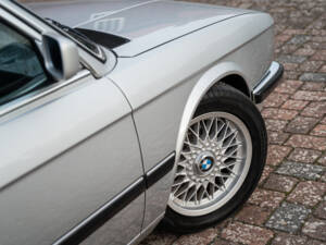 Bild 2/43 von BMW 525i (1986)