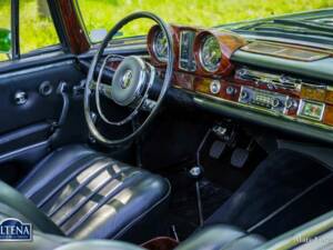Image 29/52 de Mercedes-Benz 220 SE b (1963)