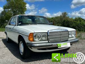 Imagen 5/10 de Mercedes-Benz 200 (1981)