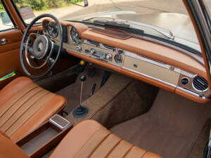 Image 24/36 of Mercedes-Benz 250 SL (1967)