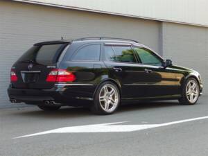 Image 3/98 of Mercedes-Benz E 63 AMG T (2008)