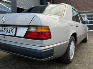 Immagine 13/24 di Mercedes-Benz 260 E (1990)