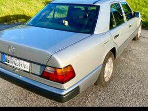 Immagine 3/19 di Mercedes-Benz E 200 (1993)